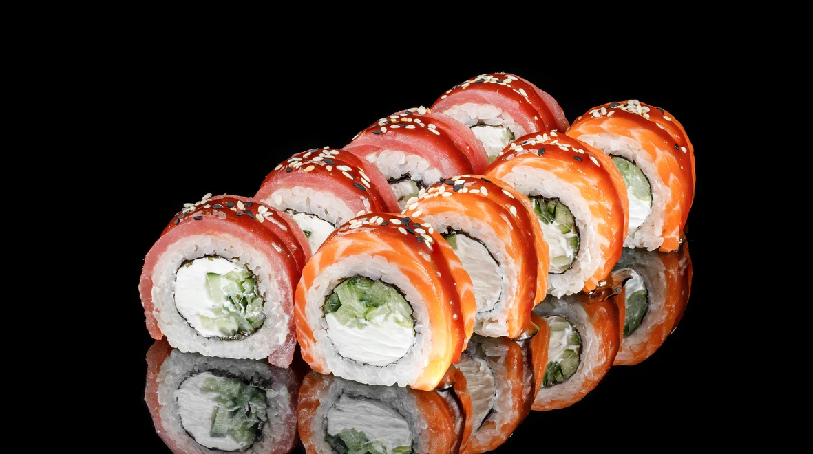 Страва Інь Ян рол з лососем і тунцем меню EatSushi в Дніпрі Інь Ян рол з лососем і тунцем меню EatSushi в Дніпрі